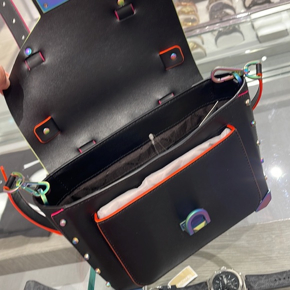 MICHAEL KORS
Manhattan Medium Contrast-Trim Leather Satchel
35H1TNCS8L
Black - Picture 9 of 16